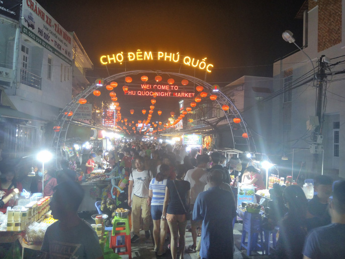 Chợ đêm Phú Quốc ken cứng khách du lịch đến tham quan, mua sắm, ăn uống ngày đầu năm mới