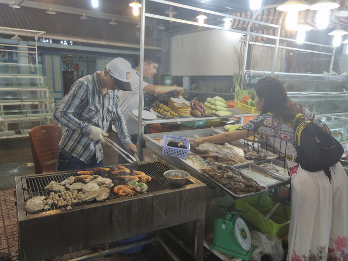 Du khách lựa chọn hải sản tại chợ đêm