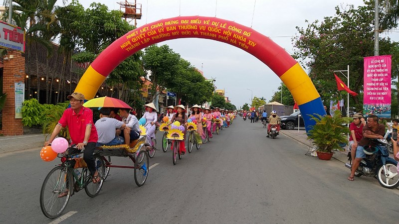 Hoạt động diễu hành đường phố chào mừng Hà Tiên được công nhận là Thành phố thuộc tỉnh