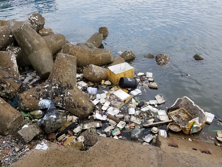 Có thể thấy túi xốp, chai nhựa ở bất cứ đâu trên biển ở Phú Quốc