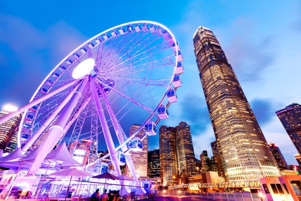 Hong Kong là trung tâm tài chính, thương mại quan trọng, tập trung nhiều đại bản doanh công ty của khu vực châu Á - Thái Bình Dương.