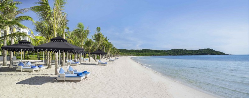 Bãi biển tuyệt đẹp tại JW Marriott Phu Quoc Emerald Bay từng là nơi diễn ra nghi lễ kết hôn của cặp đôi tỷ phú Ấn Độ, cô dâu Kaabia Grewal và chú rể Rushang Shah.
