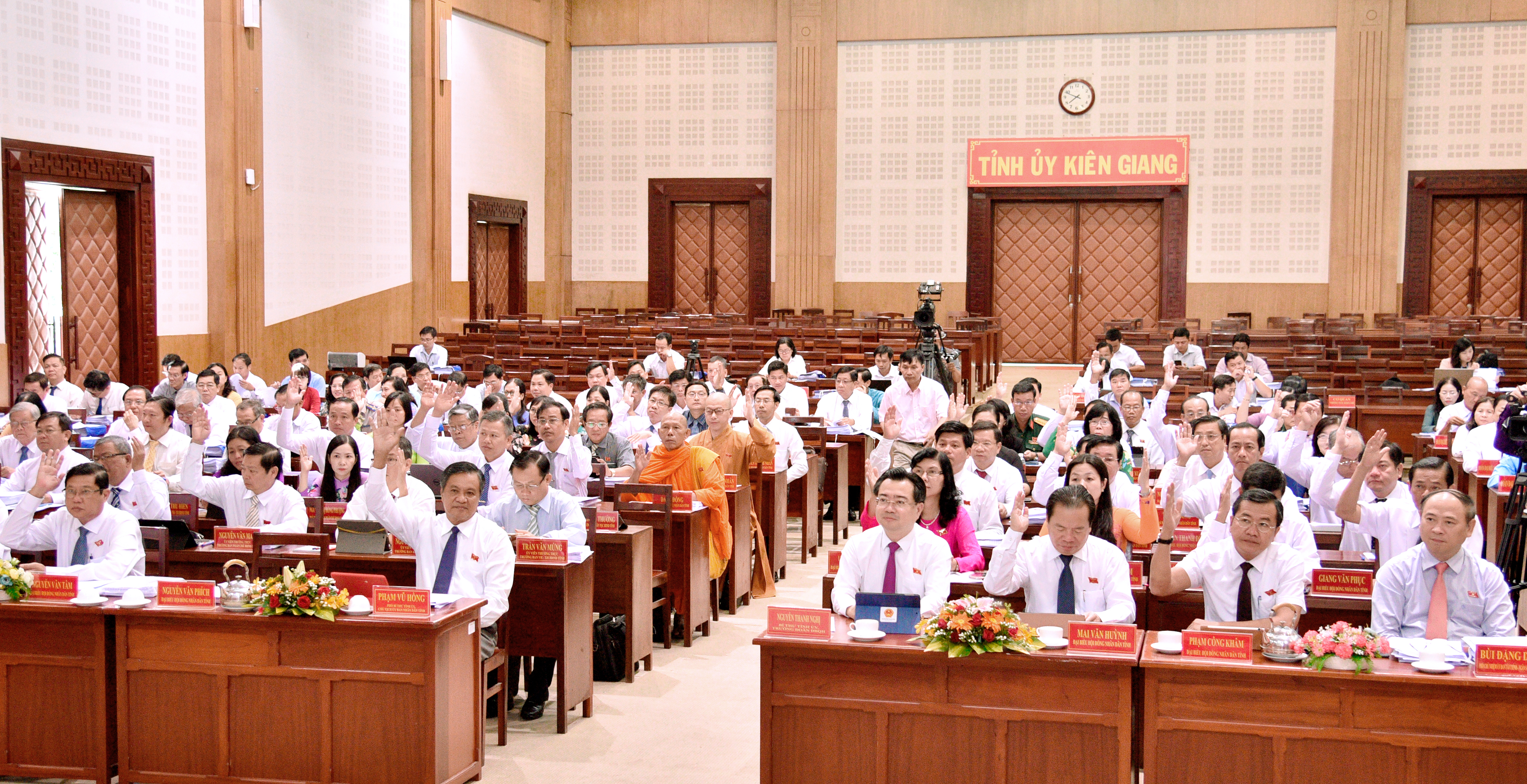 Các đại biểu biểu quyết tại kỳ họp Hội đồng nhân dân tỉnh Kiên Giang
