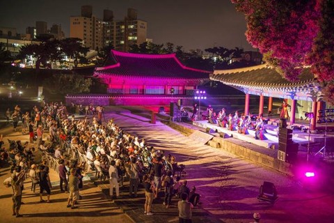 Biểu diễn nghệ thuật ban đêm tại Jeju. Ảnh: Internet