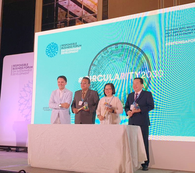 Ông Mai Văn Huỳnh (bìa phải), cùng đại diện của Thái Lan và Philippines nhận quà tặng danh dự từ WWF sau khi ký kết tham gia Chương trình ĐTGN