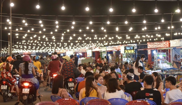 Chợ đêm Hà Tiên vừa khai trương luôn đông nghẹt du khách
