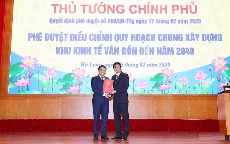 Thừa ủy quyền của Chính phủ, Thứ trưởng Bộ Xây dựng Nguyễn Tường Văn đã trao Quyết định phê duyệt điều chỉnh quy hoạch chung xây dựng Khu kinh tế Vân Đồn đến năm 2040 cho tỉnh Quảng Ninh.