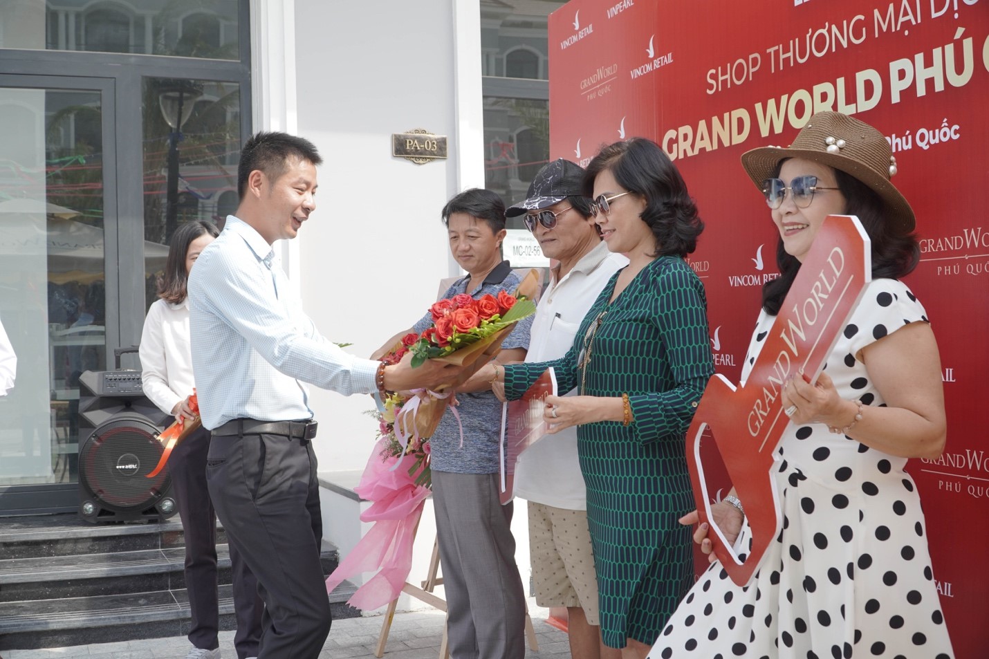 Với tiến độ thi công thần tốc, không chỉ shop thương mại Vincom mà nhiều hạng mục khác của Grand World Phú Quốc cũng sẽ “về đích sớm” để bàn giao cho nhà đầu tư.