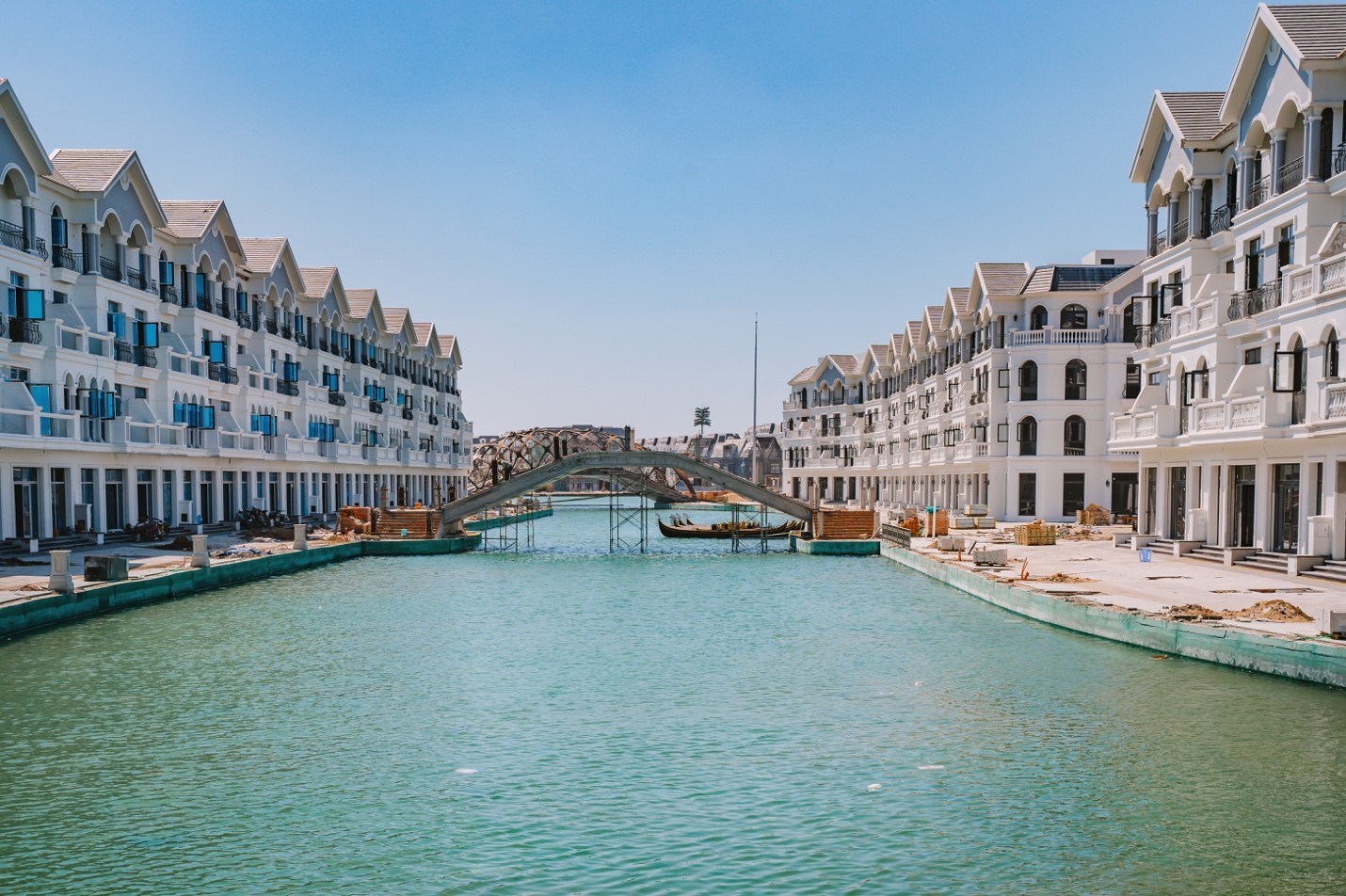 Hình ảnh thực tế tại dự án cho thấy kênh đào Venice đang ở trong những công đoạn hoàn thiện cuối cùng .