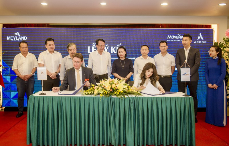 Ông Haandrikman William – GĐ vùng miền Bắc Accor và bà Nguyễn Phương Anh – Thành viên HĐQT, Phó TGĐ Meyland ký thỏa thuận hợp tác.