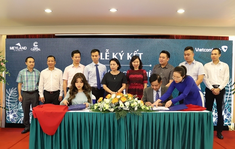 Bà Nguyễn Phương Anh - Phó Tổng Giám đốc Meyland và ông Trần Mạnh Hùng – Giám đốc Vietcombank Hưng Yên ký kết thỏa thuận hợp tác toàn diện.