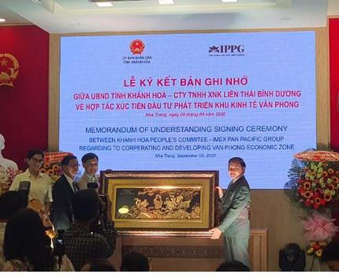 Ông Johnathan Hạnh Nguyễn - Chủ tịch Hội đồng quản trị Tập đoàn IPPG tặng quà lưu niệm tới Tỉnh ủy Khánh Hòa