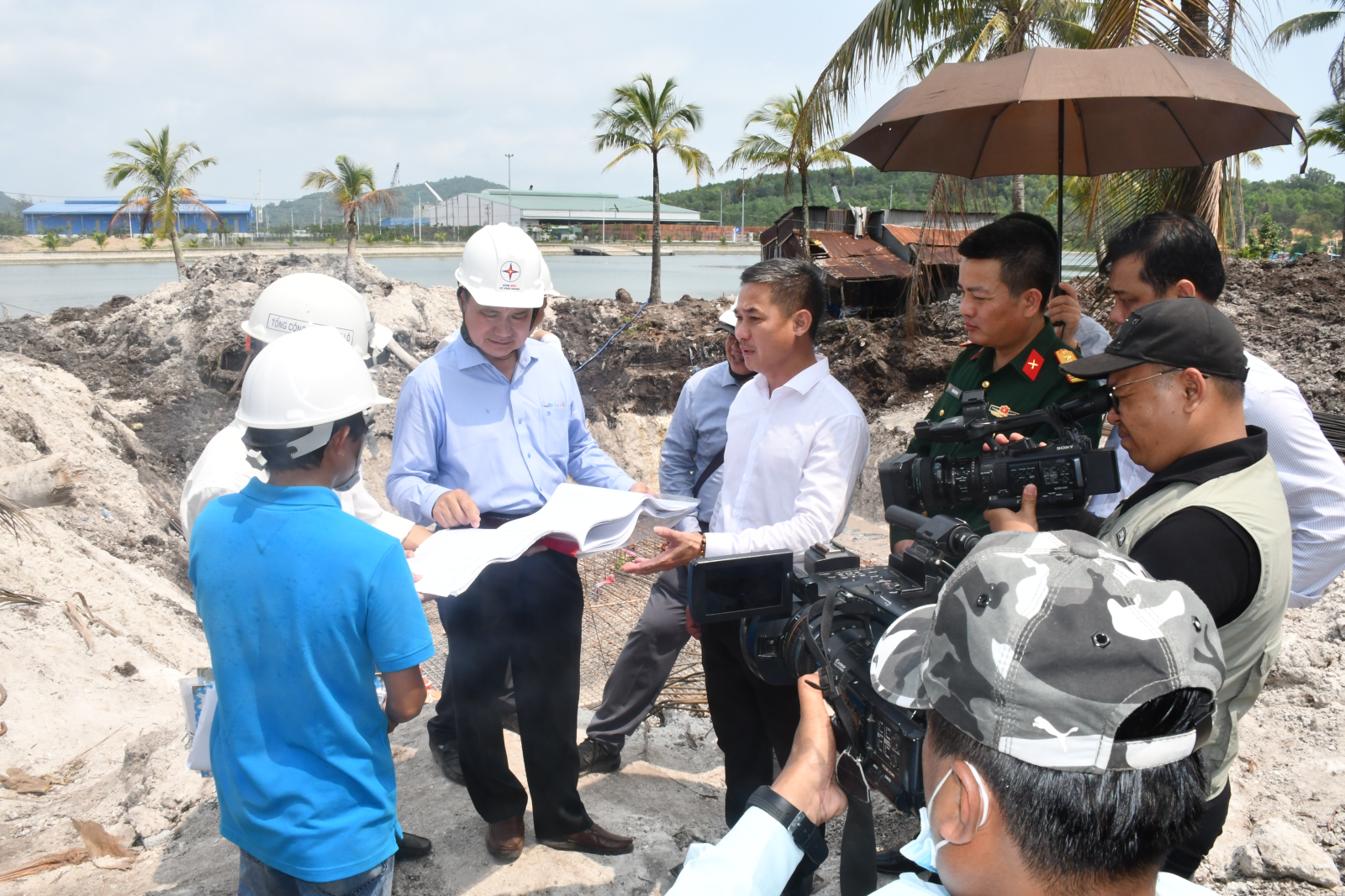 Chủ tịch HĐTV EVNSPC Nguyễn Văn Hợp thị sát việc triển khai xây dựng đường dây Kiên Bình-Phú Quốc