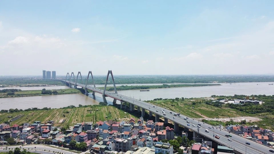 Cầu Nhật Tân qua địa phận huyện Đông Anh, Hà Nội.