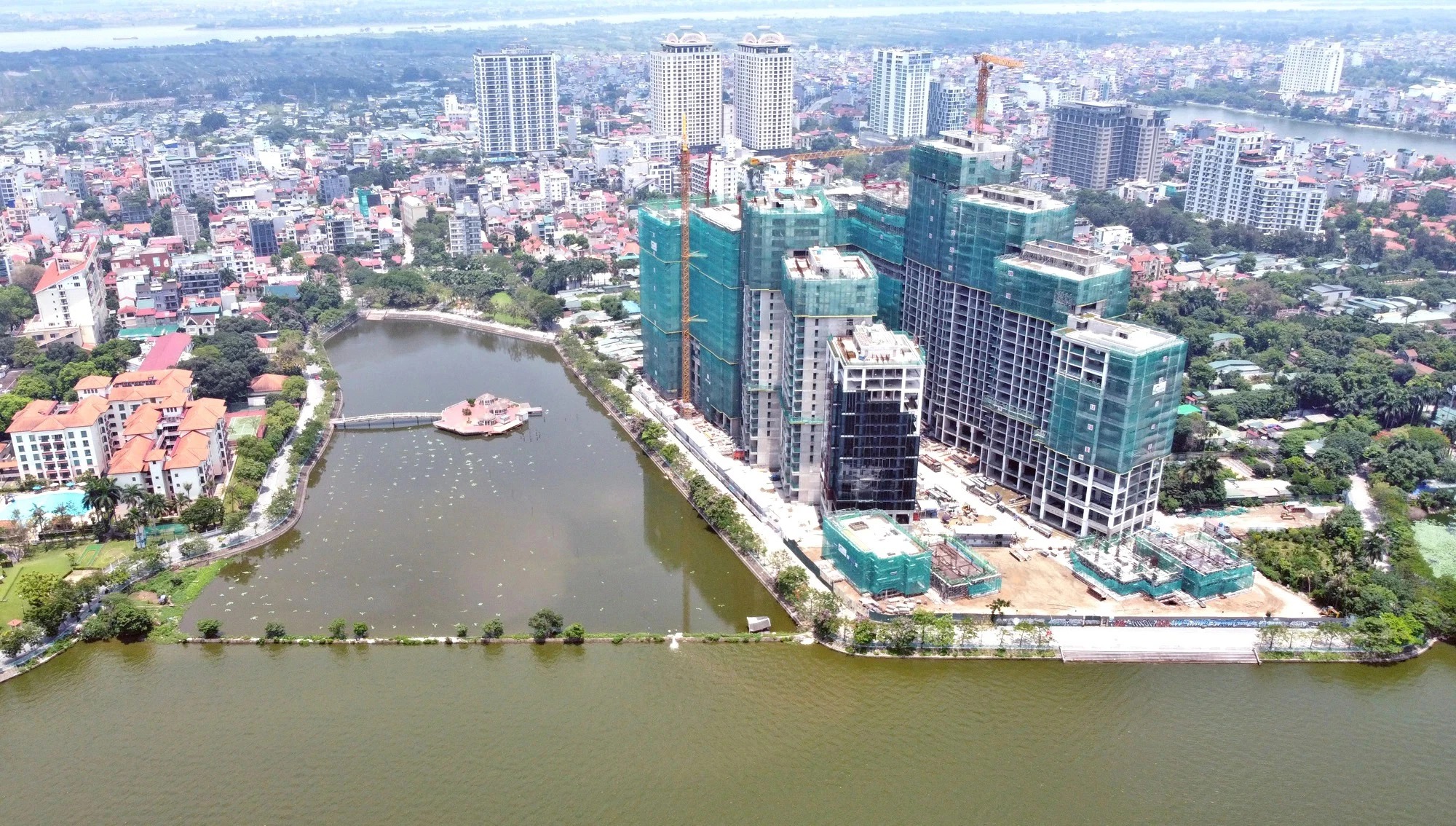 Dự án của Sun Group đang xây dựng tại phường Quảng An khá gần cầu Tứ Liên