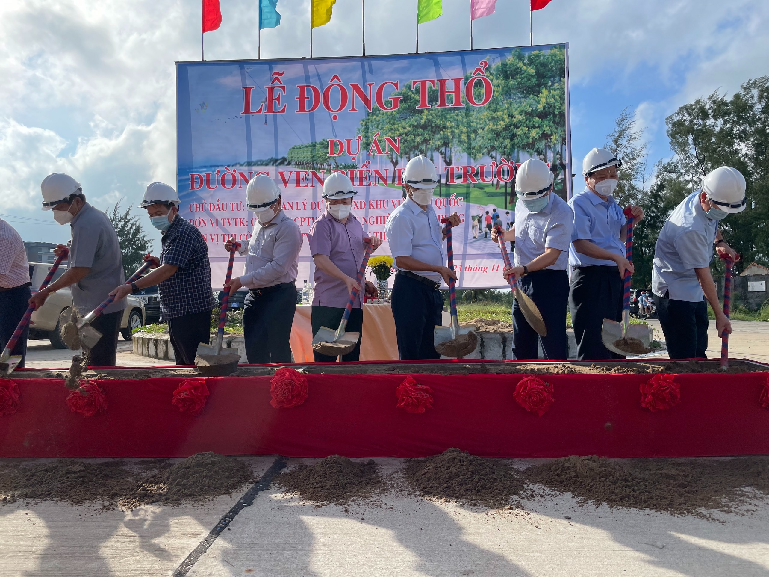 Sáng 23-11, dự án đường ven biển Bãi Trường (ở xã Dương Tơ, TP Phú Quốc) đã chính thức động thổ khởi công xây dựng 