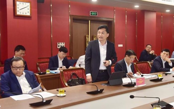 Phó Chủ tịch UBND TP Hà Nội Hà Minh Hải báo cáo tại phiên họp