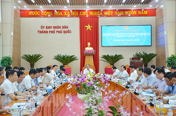 Phó Bí thư Tỉnh ủy, Chủ tịch UBND tỉnh Kiên Giang Lâm Minh Thành gặp gỡ, giải quyết khó khăn cho các nhà đầu tư tại TP. Phú Quốc.