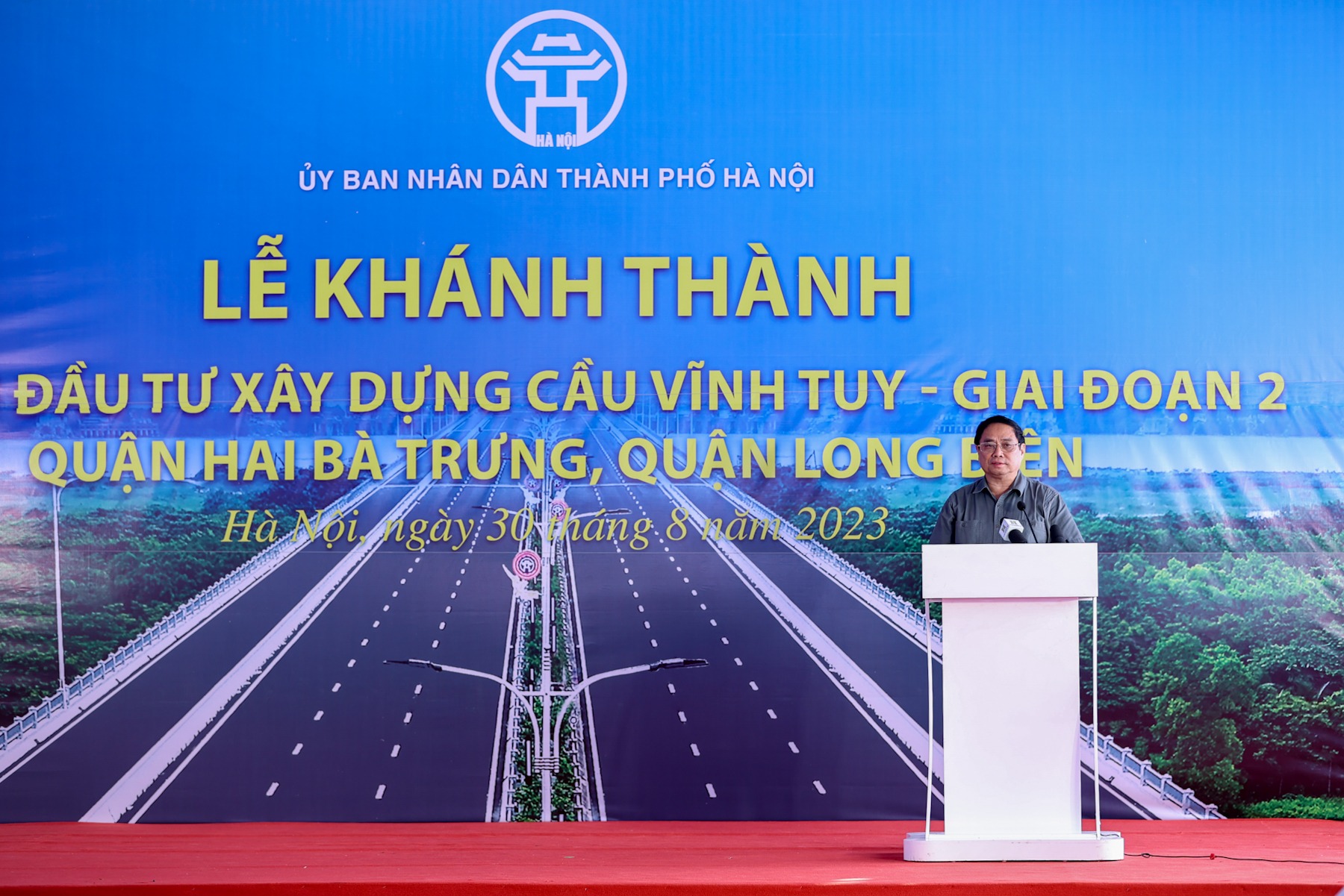 Thủ tướng Phạm Minh Chính phát biểu tại lễ khánh thành cầu Vĩnh Tuy 2, sáng 30/8. Ảnh: Hoàng Phong