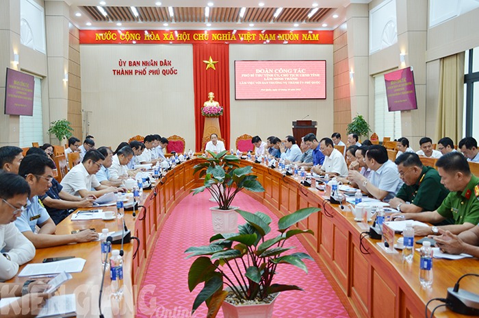 Đồng chí Lâm Minh Thành - Phó Bí thư Tỉnh ủy, Chủ tịch UBND tỉnh Kiên Giang chủ trì buổi làm việc với Ban Thường vụ Thành ủy Phú Quốc sáng ngày 13-10.