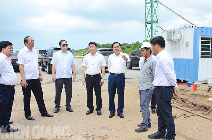Chủ tịch UBND tỉnh Kiên Giang Lâm Minh Thành (thứ hai từ trái sang) khảo sát thực tế tiến độ xây dựng Dự án đầu tư xây dựng quảng trường trung tâm và tượng đài Bác Hồ tại phường Dương Đông, TP. Phú Quốc.