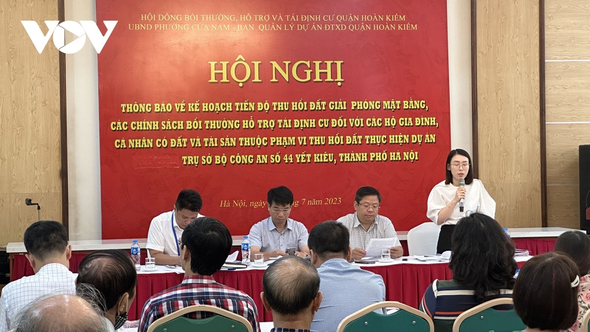 Đại diện Ban quản lý dự án quận Hoàn Kiếm trả lời một số thắc mắc của người dân