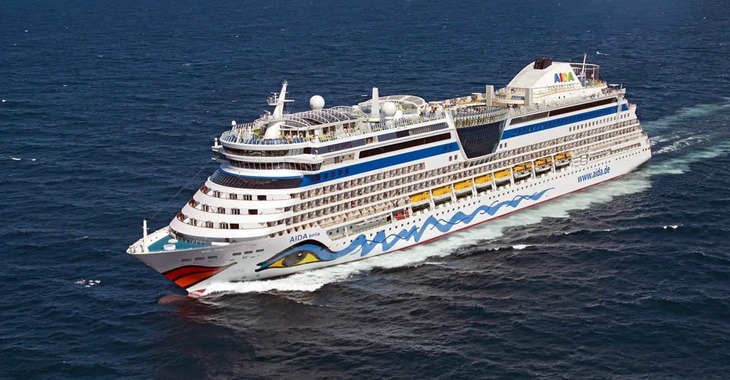 Siêu tàu du lịch AIDA Bella chở hơn 2.000 khách quốc tế là người Đức, Úc neo đậu cảng Dương Đông (TP Phú Quốc) vào sáng 9-2