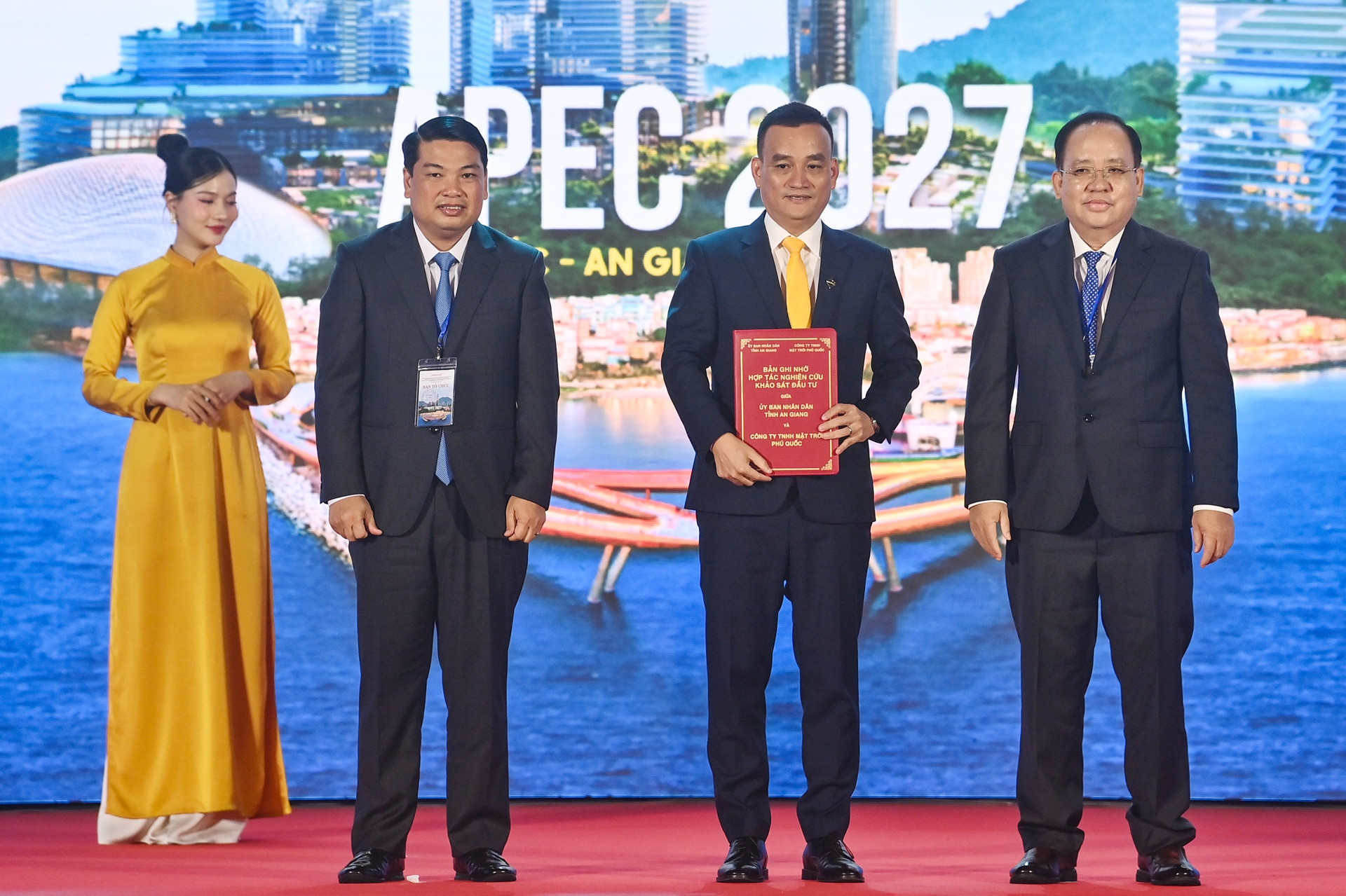 Đại diện tập đoàn Sun Group và tỉnh An Giang trong lễ ký kết.